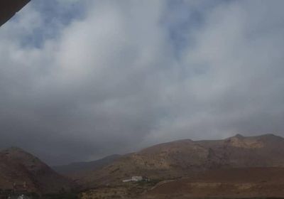 مع تكاثر السحب.. أمطار على سواحل حضرموت خلال ساعات