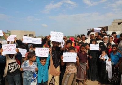 خلال وقفة احتجاجية.. أهالي الدريهمي يطالبون بطرد مليشيا الحوثي