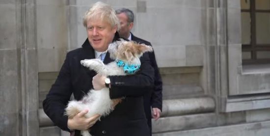 كلب رئيس الوزراء البريطاني يرافقه أثناء الإدلاء بصوته في الانتخابات