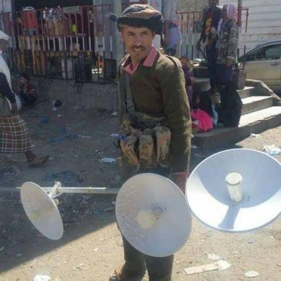 مليشيا الحوثي تجرم وتصادر شبكات الإنترنت  