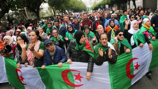 الشرطة الجزائرية تفرق آلاف المتظاهرين الرافضين لإجراء الانتخابات الرئاسية