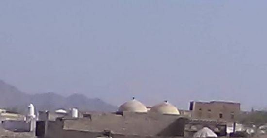 بالأسلحة الثقيلة والمتوسطة.. مليشيا الحوثي تواصل خروقاتها في حيس