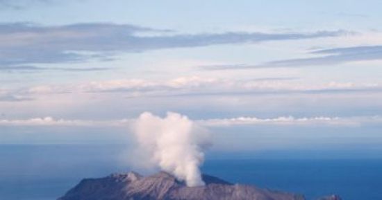 14 قتيلا حصيلة ضحايا ثوران بركان جزيرة "وايت آيلاند" النيوزيلندية