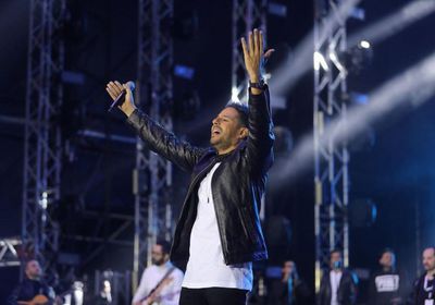 بالصور.. حماقي يشعل مسرح حفله بموسم الرياض 