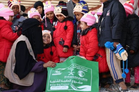 السعودية تقدم الحقيبة الشتوية لآلاف الأسر بـ11 محافظة