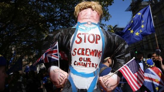  محتجون يهتفون في لندن: "جونسون ليس رئيس وزرائي"