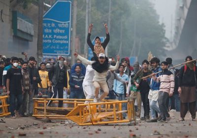 كر وفر بين الشرطة الهندية والمحتجين بسبب مشروع قانون حول الجنسية (صور)