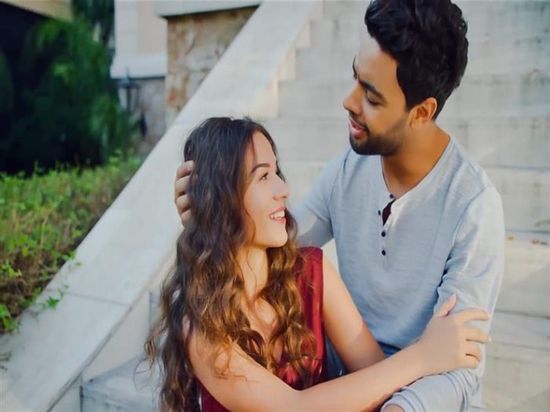 أحمد جمال يحتفل بتخطي كليب "قصاد عيوني" مليون مشاهدة 