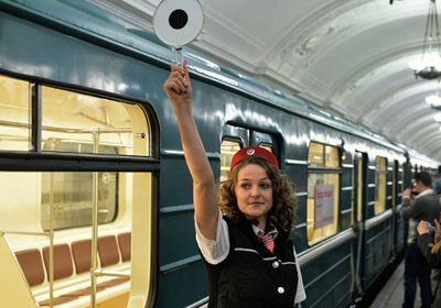 "موسكو" تعلن تدريب النساء على قيادة قطارات مترو الأنفاق