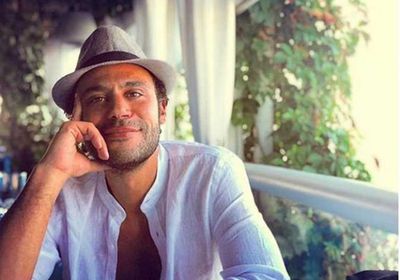 محمد إمام يمازح جمهوره بصورة مع كلبه "بلوظة"