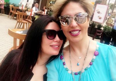 بعد عودتها من رحلتها العلاجية.. عبير صبري لـ فجر السعيد :"نورتي بلدك"