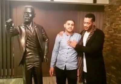 بالفيديو.. محمد رمضان بصحبة معجب صنع تمثال له