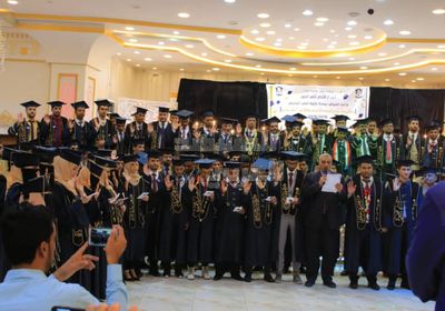 توشحوا علم دولة الجنوب.. تخريج الدفعة 39 طب بشري بجامعة عدن