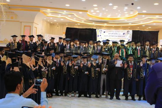 توشحوا علم دولة الجنوب.. تخريج الدفعة 39 طب بشري بجامعة عدن