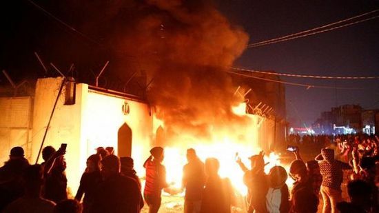  محتجون عراقيون يضرمون النار بمنزل مرشح محتمل لرئاسة الحكومة