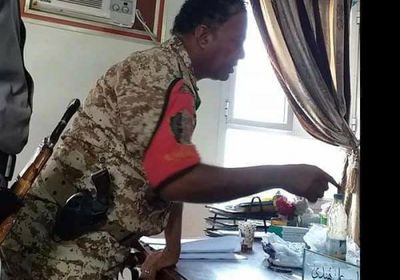 قيادي حوثي يعتدي على مديرة مرفق صحي في الحديدة