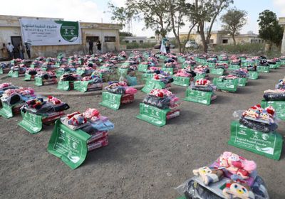 مركز الملك سلمان يوزع 400 حقيبة شتوية في لحج (صور)