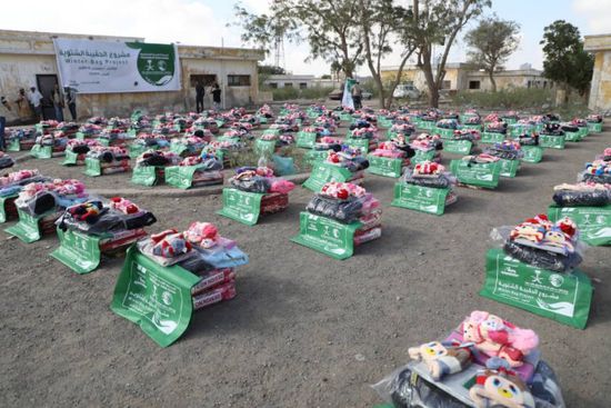 مركز الملك سلمان يوزع 400 حقيبة شتوية في لحج (صور)