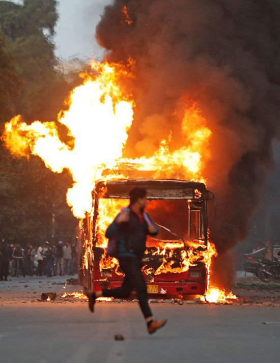 (صور) الشرطة الهندية تطلق الغاز المسيل للدموع وتفرق متظاهري قانون الجنسية الجديد