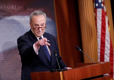 زعيم الديمقراطيين بالشيوخ الأمريكي يطلب استدعاء مولفاني وبولتون