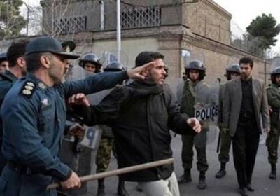 طالب باستقالة خامنئي.. إيران تعتقل قياديًا إصلاحيًا 