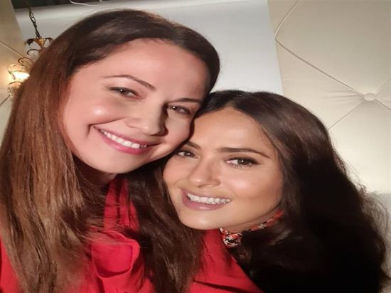 "الأيقونة".. ريا أبي راشد تبعث رسالة حب للنجمة سلمى حايك