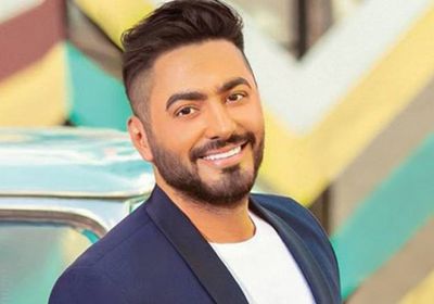 تامر حسني :"محمد منير الوحيد اللي وقف جنبي قبل شهرتي" (فيديو)