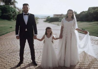 محمود حجازي يفاجأ "لارا" حفيدة شريف منير بهذه الهدية (صور)