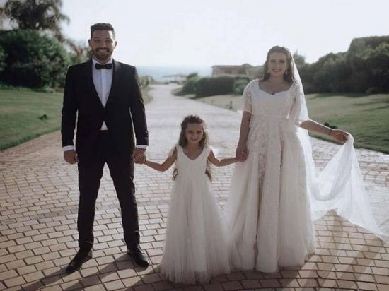 محمود حجازي يفاجأ "لارا" حفيدة شريف منير بهذه الهدية (صور)