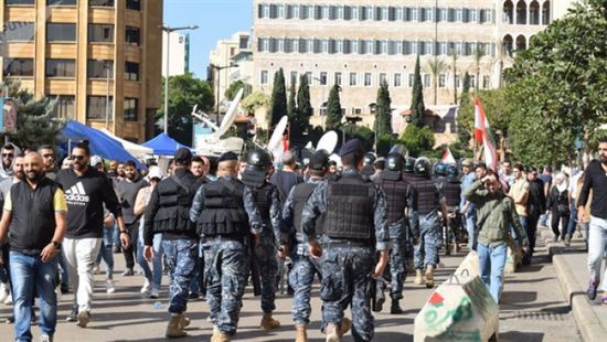 قوات مكافحة الشغب اللبنانية تطلق الغاز المسيل للدموع على عناصر حزبية