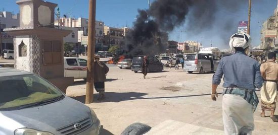 جنود الأمن العام في شبوة يقطعون الطريق احتجاجا على وقف الرواتب (فيديو + صور)