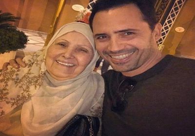 ظافر العابدين يحتفل بعيد ميلاد والدته