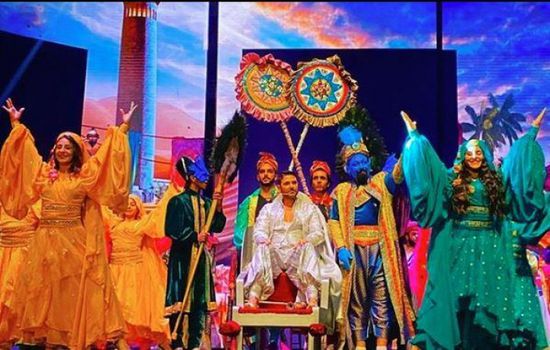 أول صورة لـ أحمد عز من كواليس مسرحية "علاء الدين"