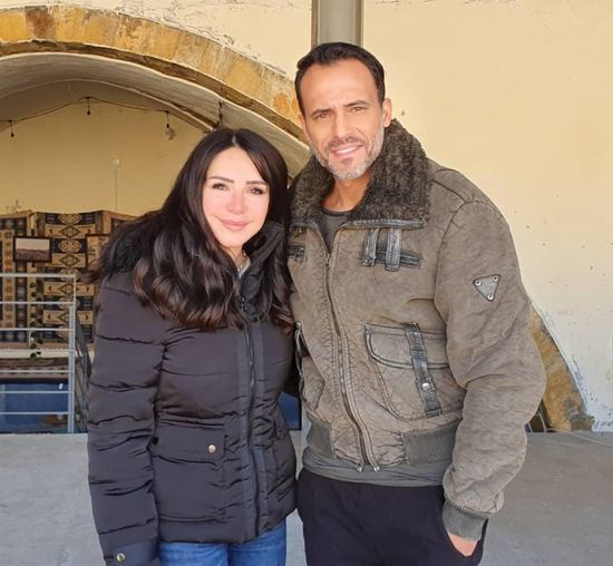 يوسف الشريف بصحبة زوجته في كواليس "النهاية"