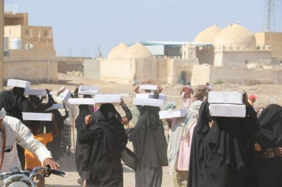 سلمان للإغاثة: توزيع ألف كرتون تمور على النازحين في حيس