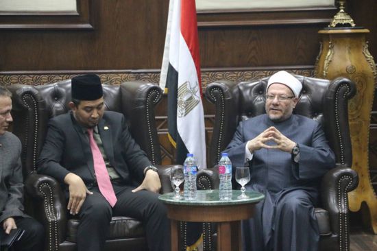 مفتي مصر يستقبل وفدًا ماليزيًّا رفيع المستوى لبحث أوجه تعزيز التعاون الديني 