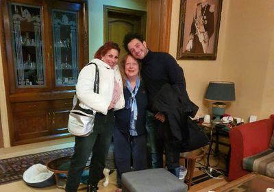 أحمد الفيشاوي بصحبة والدته سمية الألفي في صورة جديدة 