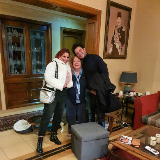 أحمد الفيشاوي بصحبة والدته سمية الألفي في صورة جديدة 