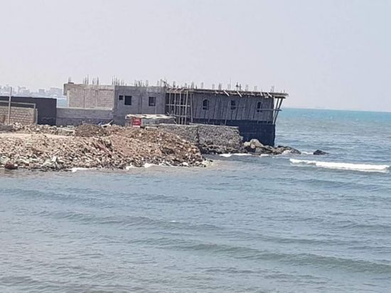 بسبب نزاع على قطعة أرض.. اشتباكات مسلحة في مديرية صيرة بعدن