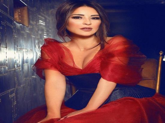 ماجي بوغصن تحتفل بالكريسماس بجلسة تصوير جديدة (صور)