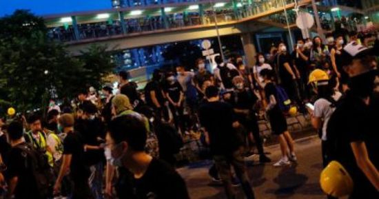 محتجو هونج كونج يحتشدون أمام بعثات دبلوماسية لدعمهم في الاستقلال عن بكين 