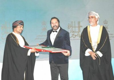 بالصور.. علي الحجار يتسلم جائزة السلطان قابوس