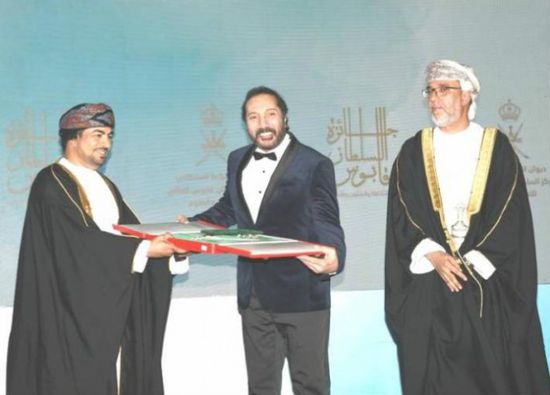 بالصور.. علي الحجار يتسلم جائزة السلطان قابوس