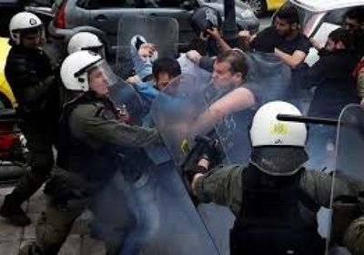 الشرطة اليونانية تطلق الغاز المسيل للدموع على مهاجرين يحتجون على ظروفهم