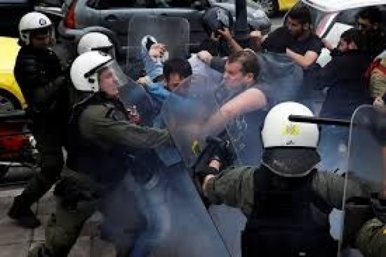الشرطة اليونانية تطلق الغاز المسيل للدموع على مهاجرين يحتجون على ظروفهم