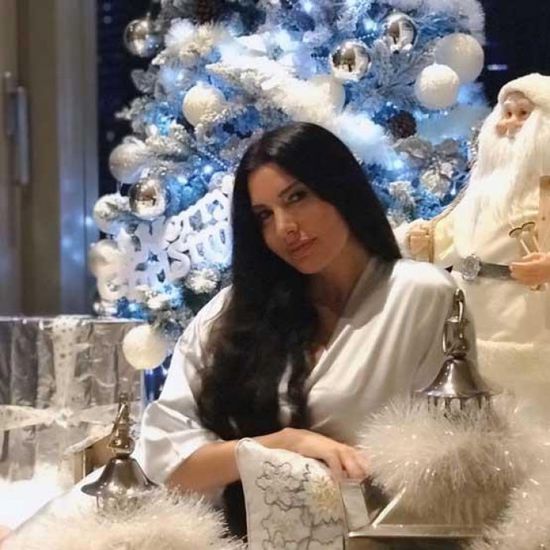 لاميتا فرنجية تحتفل بالكريسماس وتزين شجرة الميلاد (صور)