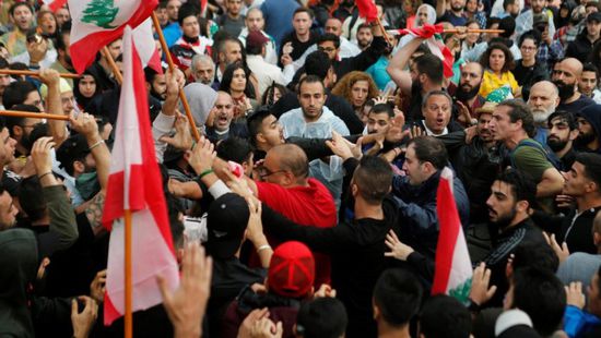 لبنان.. تدافع وتوتر بين المتظاهرين المعترضين على "دياب" وقوات الأمن اللبناني
