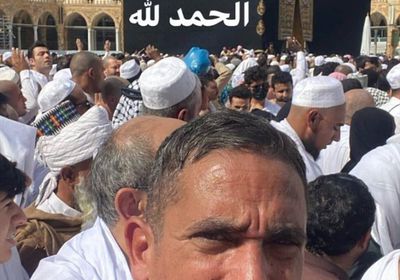 أمير كرارة يؤدي مناسك العمرة (فيديو وصور)