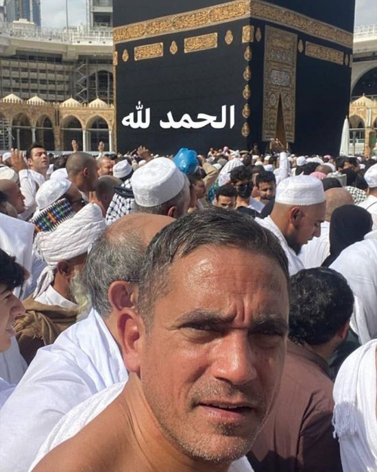 أمير كرارة يؤدي مناسك العمرة (فيديو وصور)