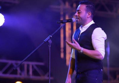 تامر عاشور ينشر صور حفله الأخير في الجامعة البريطانية